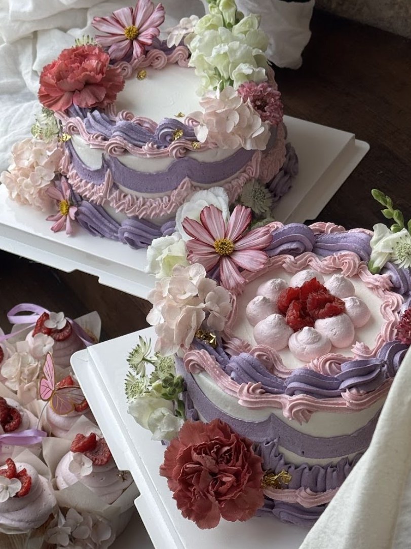 Gâteaux lavande et rose décorés de fleurs en crème