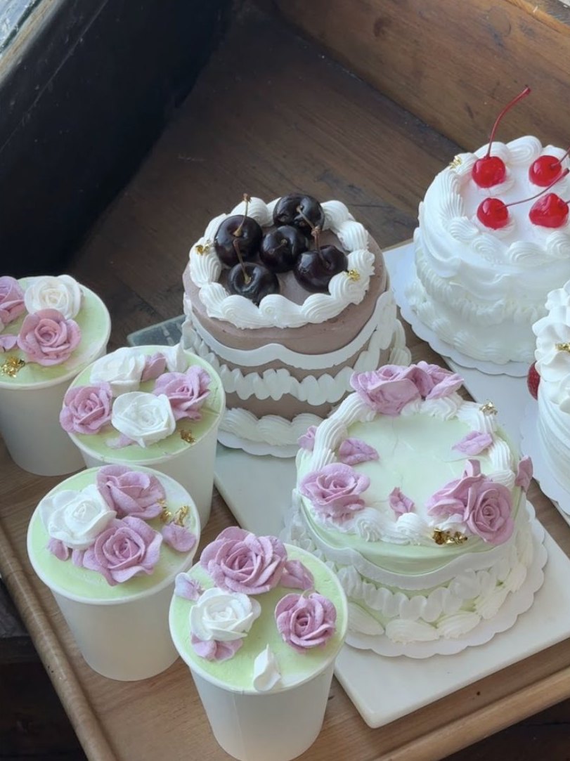 Gâteaux vintage à la crème, roses et cerises