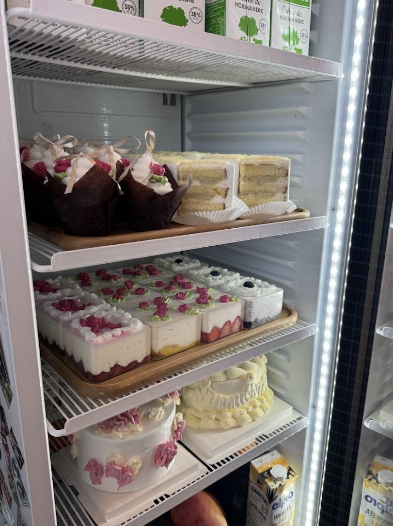 Vitrine réfrigérée remplie de parts de gâteaux individuelles